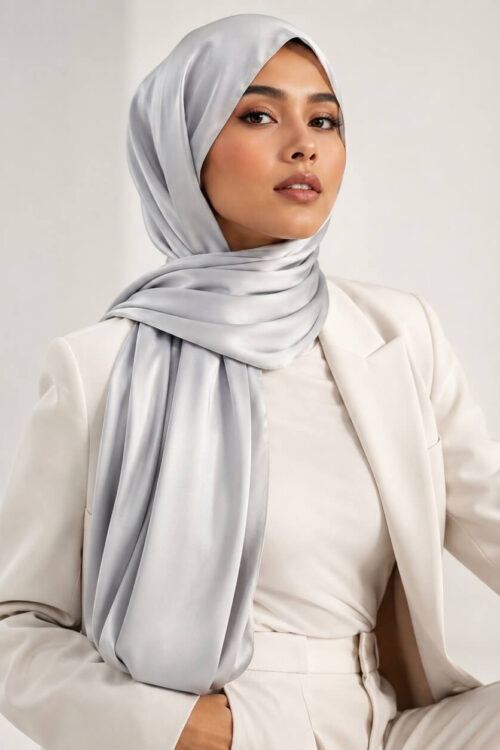 Satin Hijab in Silber – Metallic-Glanz für den Abend