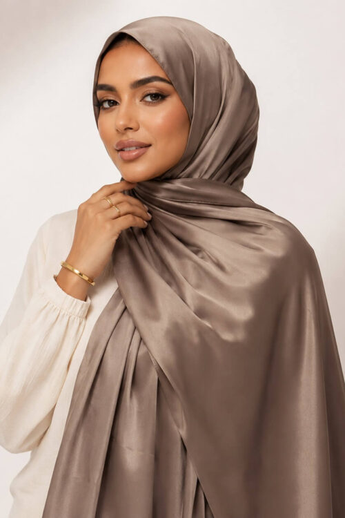 Satin Hijab in Goldbraun – Glamour für besondere Anlässe