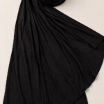 Premium Jersey Hijab - Schwarz Schwarzes Jersey Kopftuch Detailaufnahme Stoffstruktur