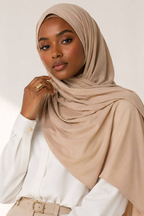 Liquid Jersey Hijab in Ivory – elegant gebunden für die Hochzeit