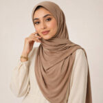 Liquid Jersey Hijab in Sand – sommerlicher Urlaubslook