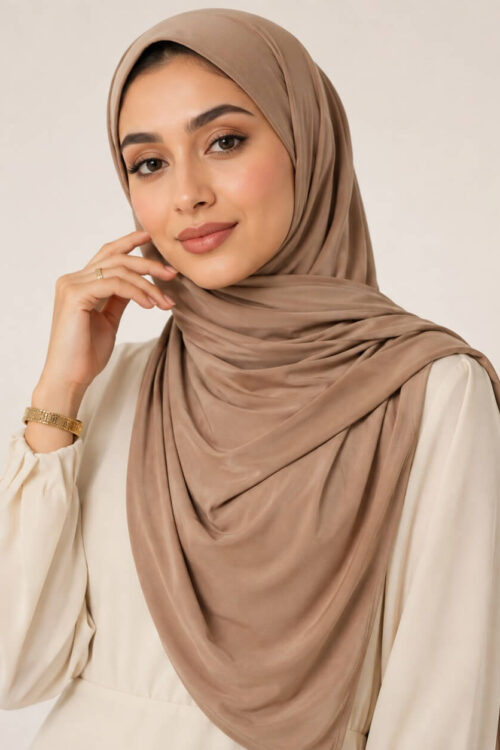 Liquid Jersey Hijab in Sand – sommerlicher Urlaubslook