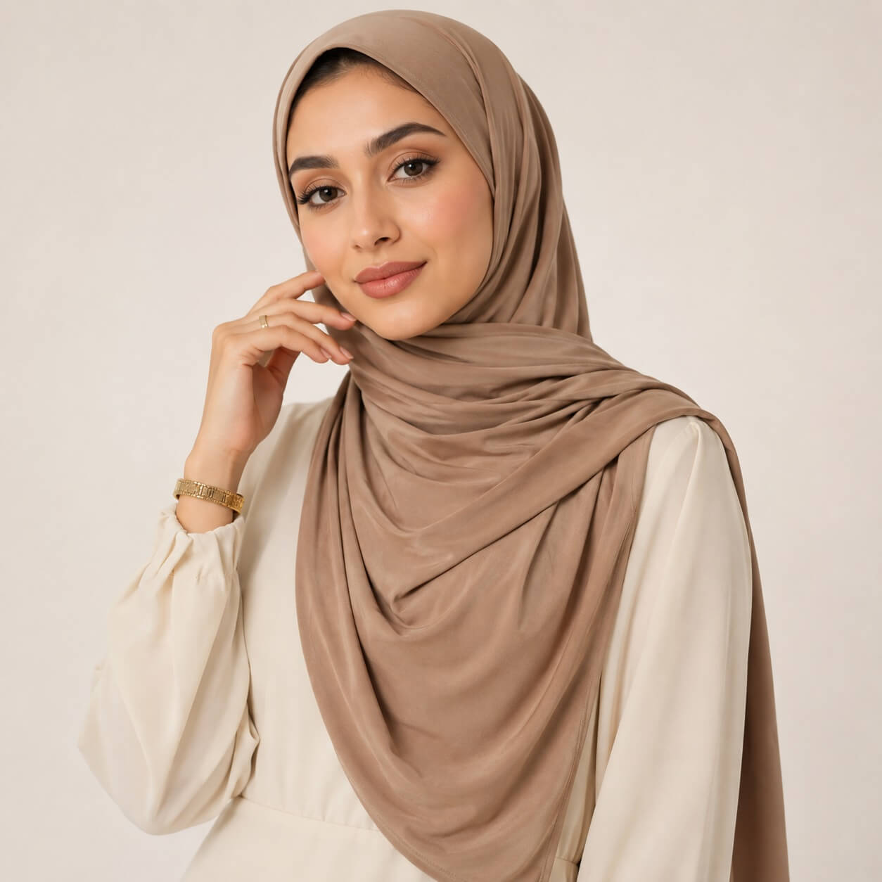 Liquid Jersey Hijab in Sand – sommerlicher Urlaubslook