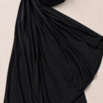 Schwarzes Liquid Jersey Kopftuch Detailaufnahme Glanz