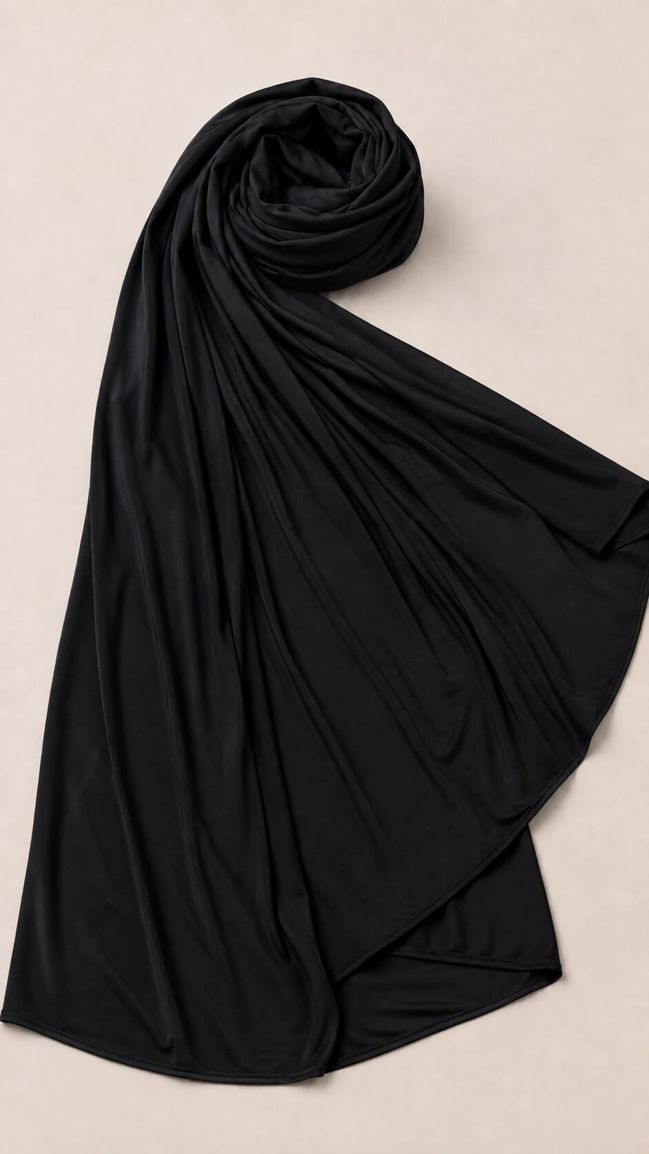 Schwarzes Liquid Jersey Kopftuch Detailaufnahme Glanz