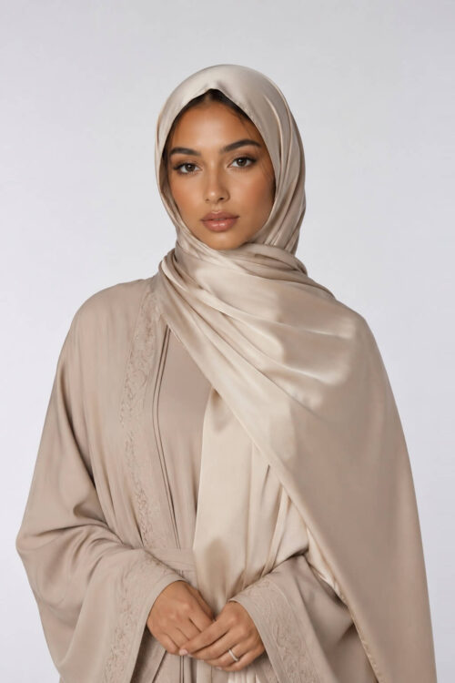 Satin Hijab in Barely Beige – dezente Eleganz