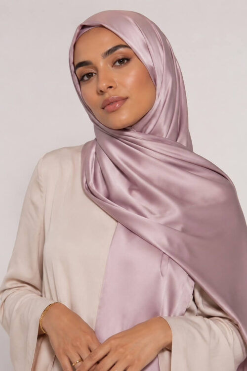 Satin Hijab in Dusty Mauve – romantische Eleganz