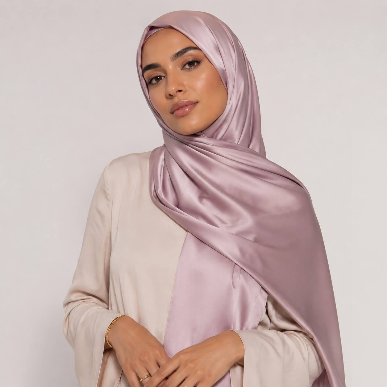 Satin Hijab in Dusty Mauve – romantische Eleganz