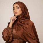Satin Jersey Hijab in Chocolate – edler Winterlook