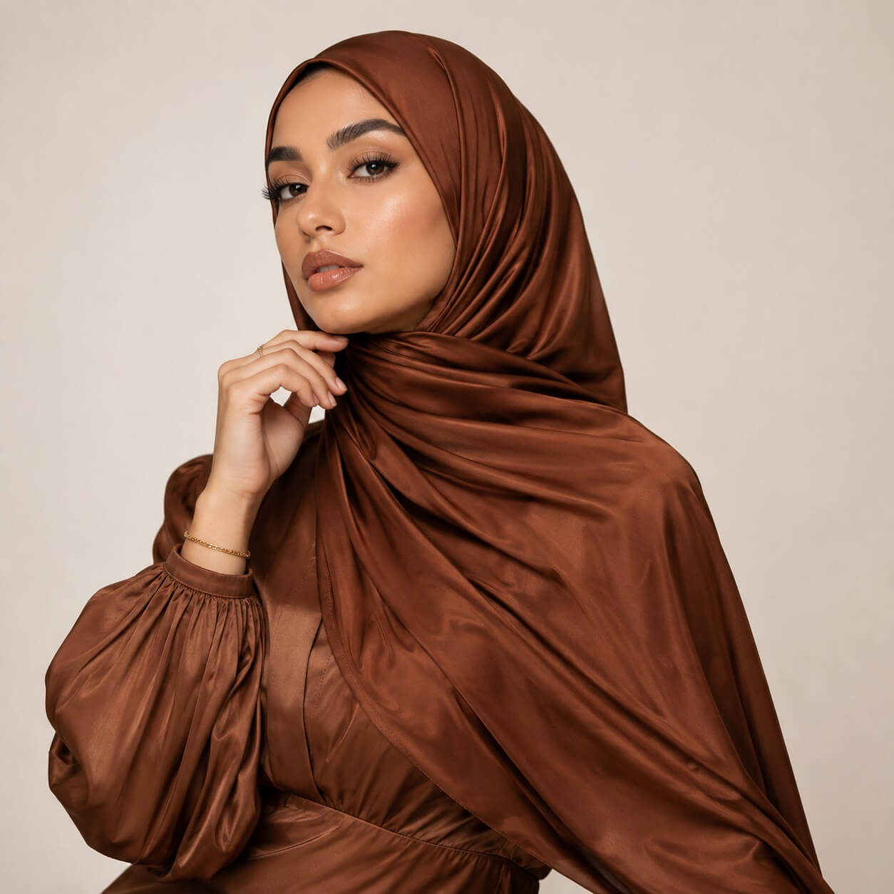 Satin Jersey Hijab in Chocolate – edler Winterlook