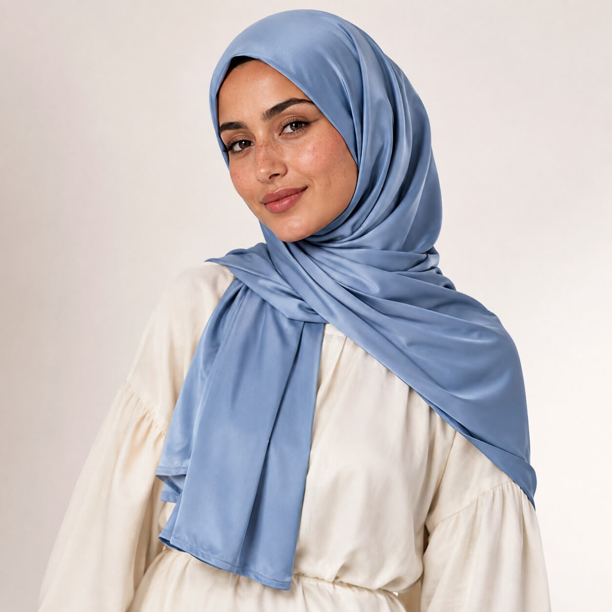 Satin Jersey Hijab in Denim Blue – kräftiger Blauton mit Glanz