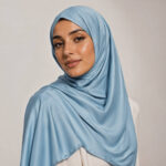 Satin Jersey Hijab in Dusty Blue – romantisch-eleganter Glanzlook