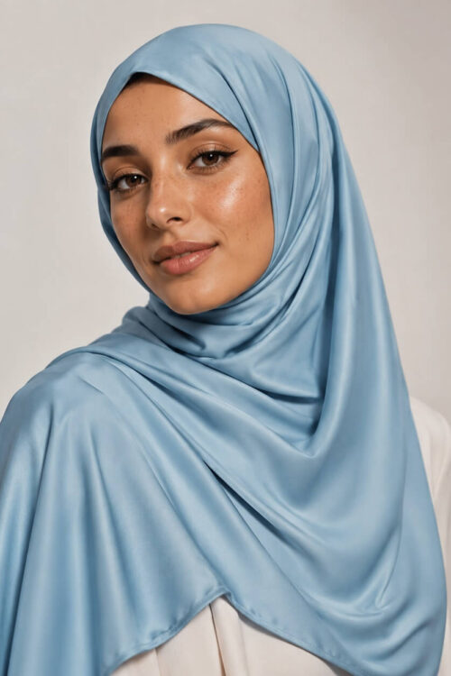 Satin Jersey Hijab in Dusty Blue – romantisch-eleganter Glanzlook