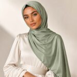 Satin Jersey Hijab in Salbeigrün – natürlich-eleganter Look