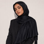 Satin Jersey Hijab - Intense Black Satin Jersey Hijab in Intense Black – glänzender Abendlook