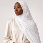 Satin Jersey Hijab - Snow White Satin Jersey Hijab in Snow White – festlicher Glanz für Eid