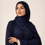 Liquid Jersey Hijab in Navy – fließend gebunden für den Abend