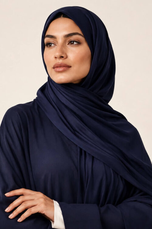 Liquid Jersey Hijab in Navy – fließend gebunden für den Abend