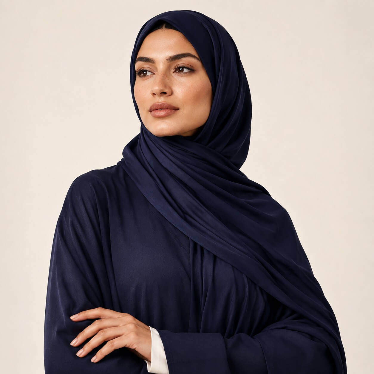 Liquid Jersey Hijab in Navy – fließend gebunden für den Abend