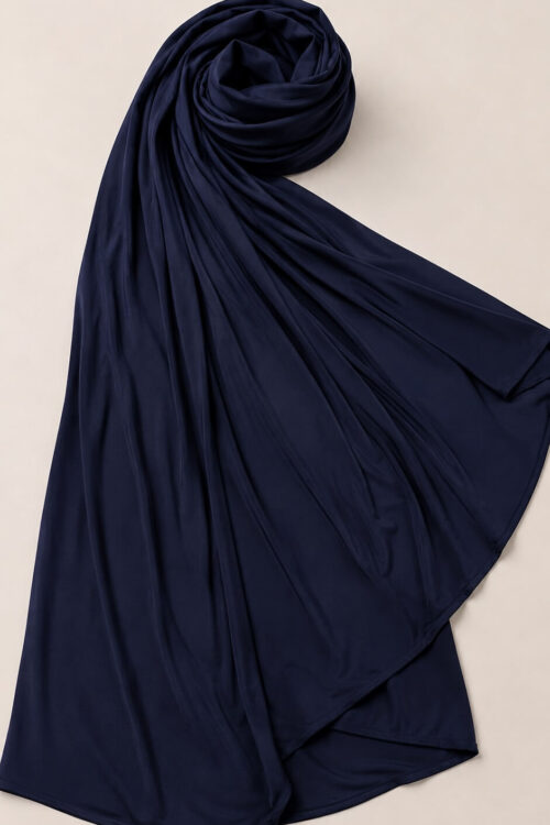 Dunkelblaues Liquid Jersey Kopftuch Navy Detailaufnahme Glanz