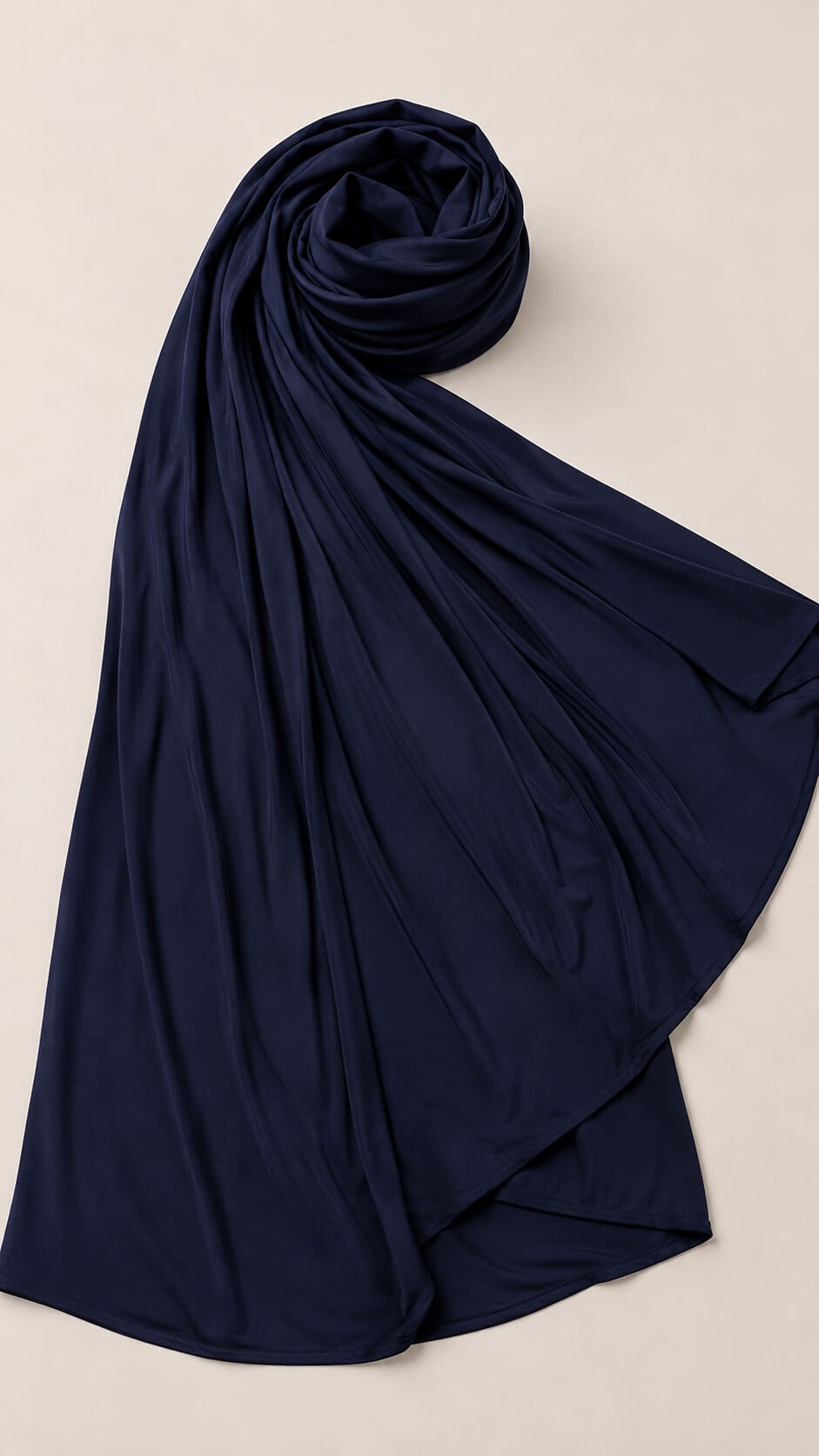 Dunkelblaues Liquid Jersey Kopftuch Navy Detailaufnahme Glanz