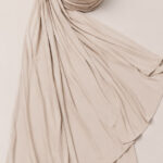 Nude-farbenes Liquid Jersey Kopftuch Detailaufnahme