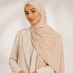 Liquid Jersey Hijab in Sand Beige – eleganter Business-Look