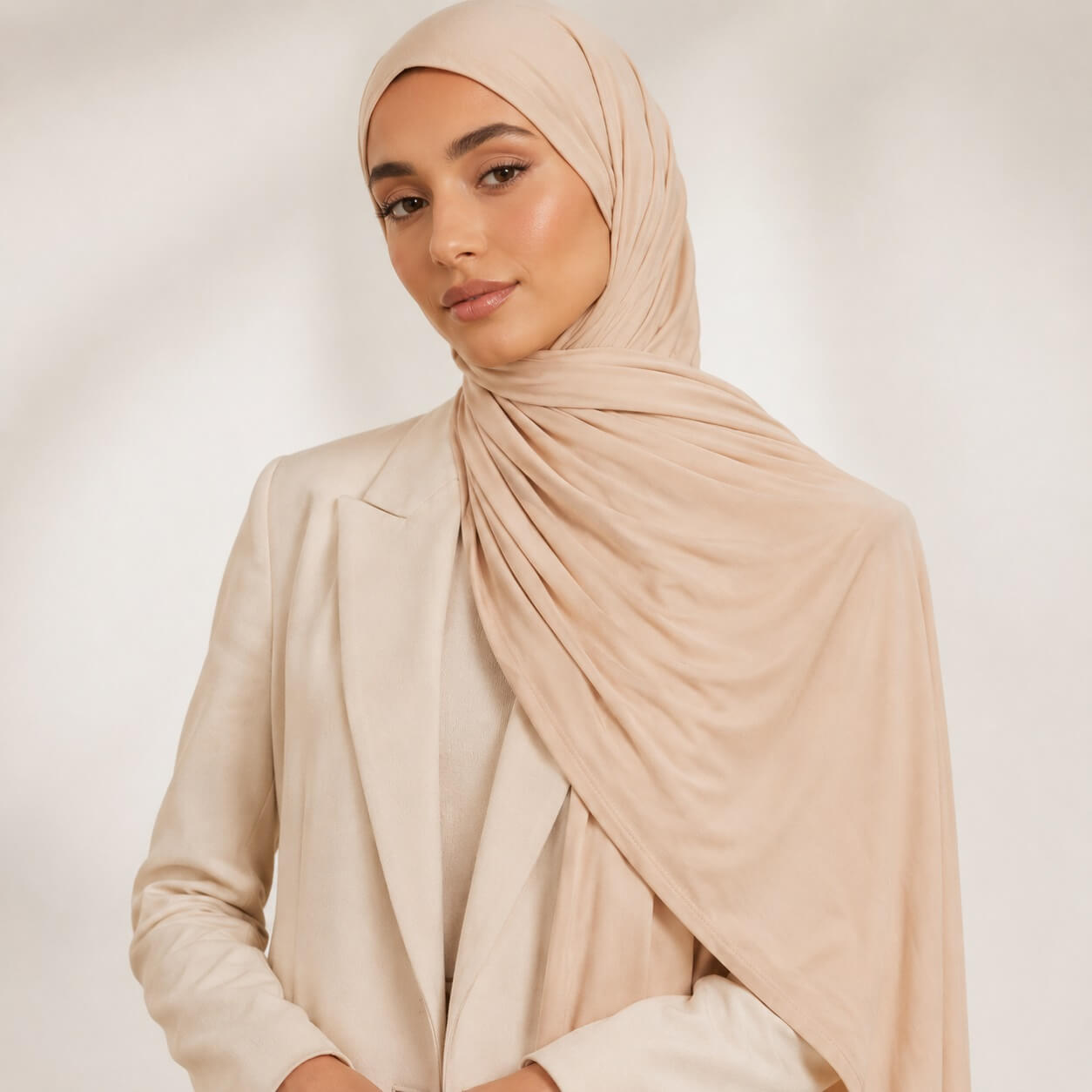 Liquid Jersey Hijab in Sand Beige – eleganter Business-Look
