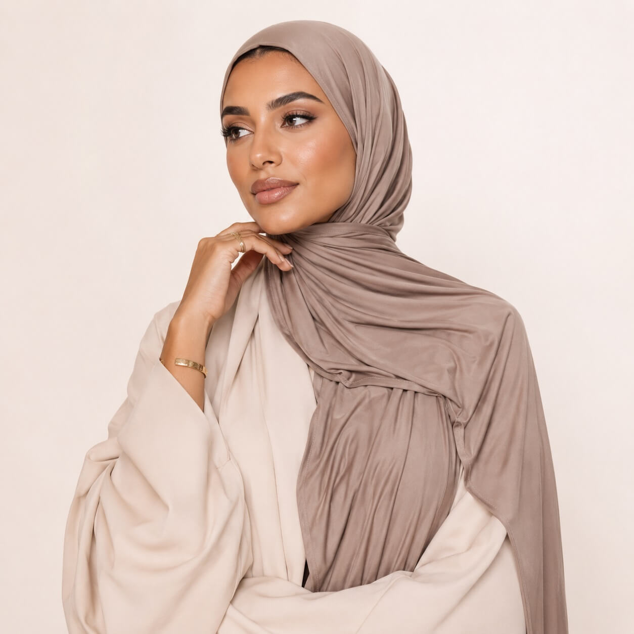 Liquid Jersey Hijab in Taupe – minimalistischer Look