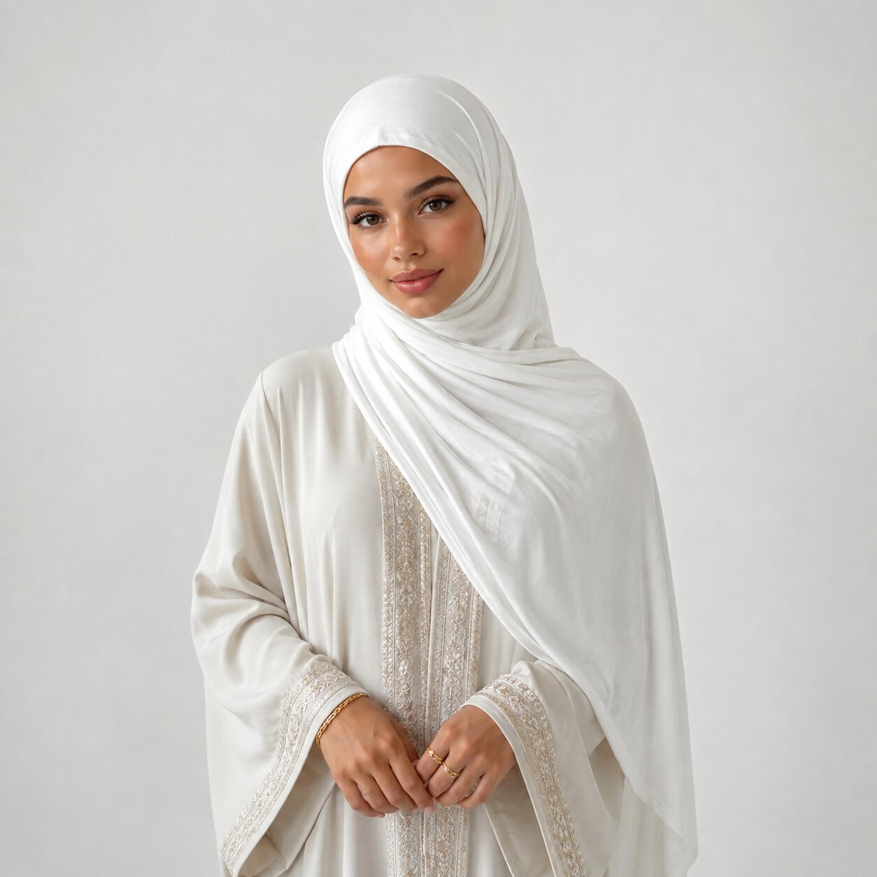 Premium Jersey Hijab in Weiß – klassisch gebunden