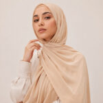 Liquid Jersey Hijab - Creme Liquid Jersey Hijab in Creme – minimalistischer Alltagslook