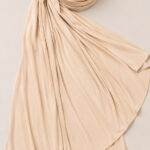Liquid Jersey Hijab - Creme Cremefarbenes Liquid Jersey Kopftuch Detailaufnahme Stoff