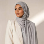Liquid Jersey Hijab - Hellgrau Liquid Jersey Hijab in Hellgrau – minimalistischer Look