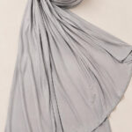 Liquid Jersey Hijab - Hellgrau Graues Liquid Jersey Kopftuch Hellgrau Detailaufnahme